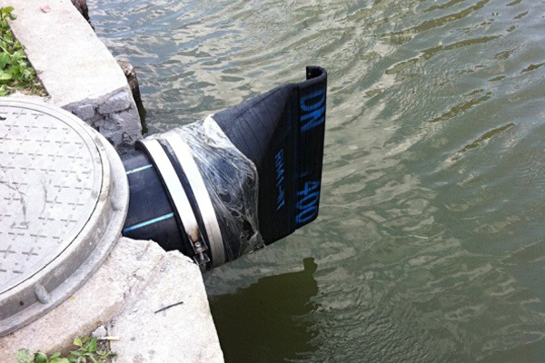 应用于防水系统,排放系统,水泵出口,提升泵站及液下曝气系统. 产品主要特点:橡胶法兰与阀身联成一体,安装为方便。阀体采用全橡胶设计，不会引起淤积和东西卡住现象发生，降低了维护成本，并允许固体颗粒顺畅通过